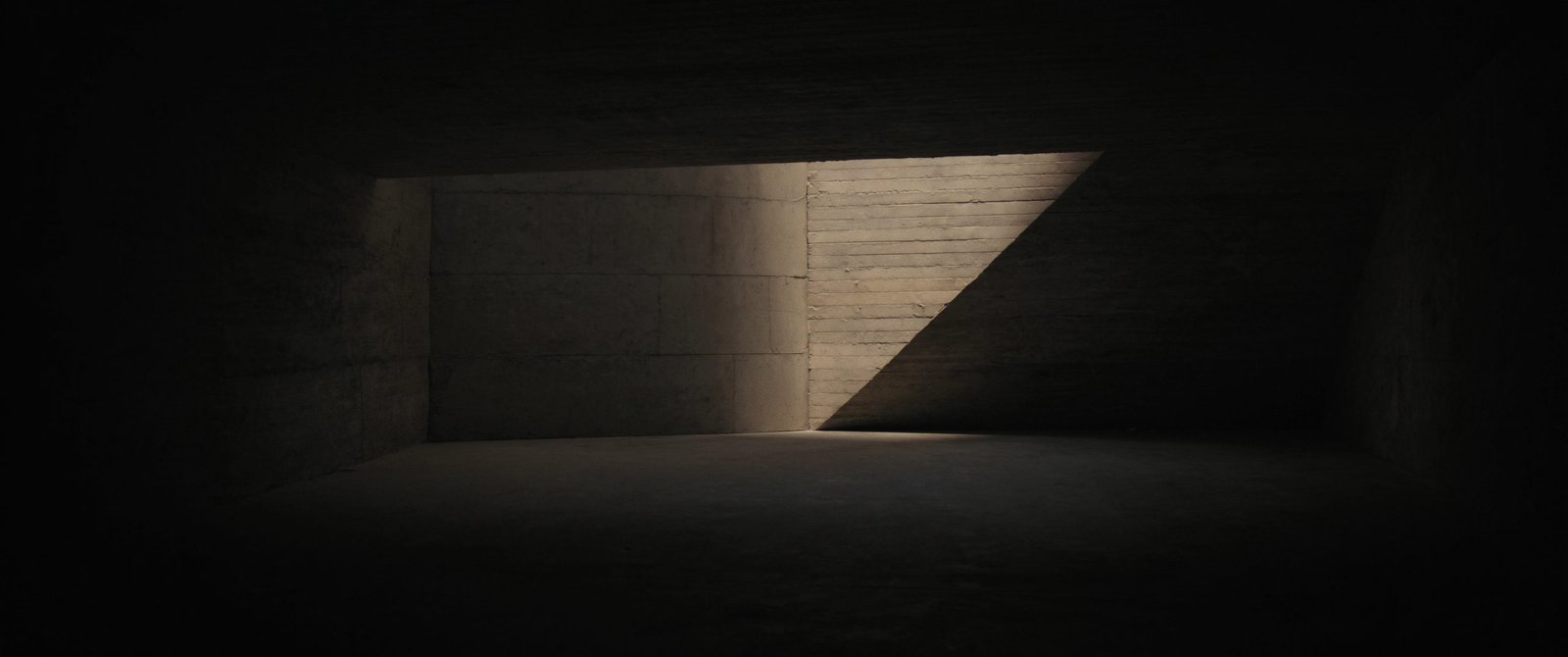 Arquitetura em concreto com um feixe de luz diagonal